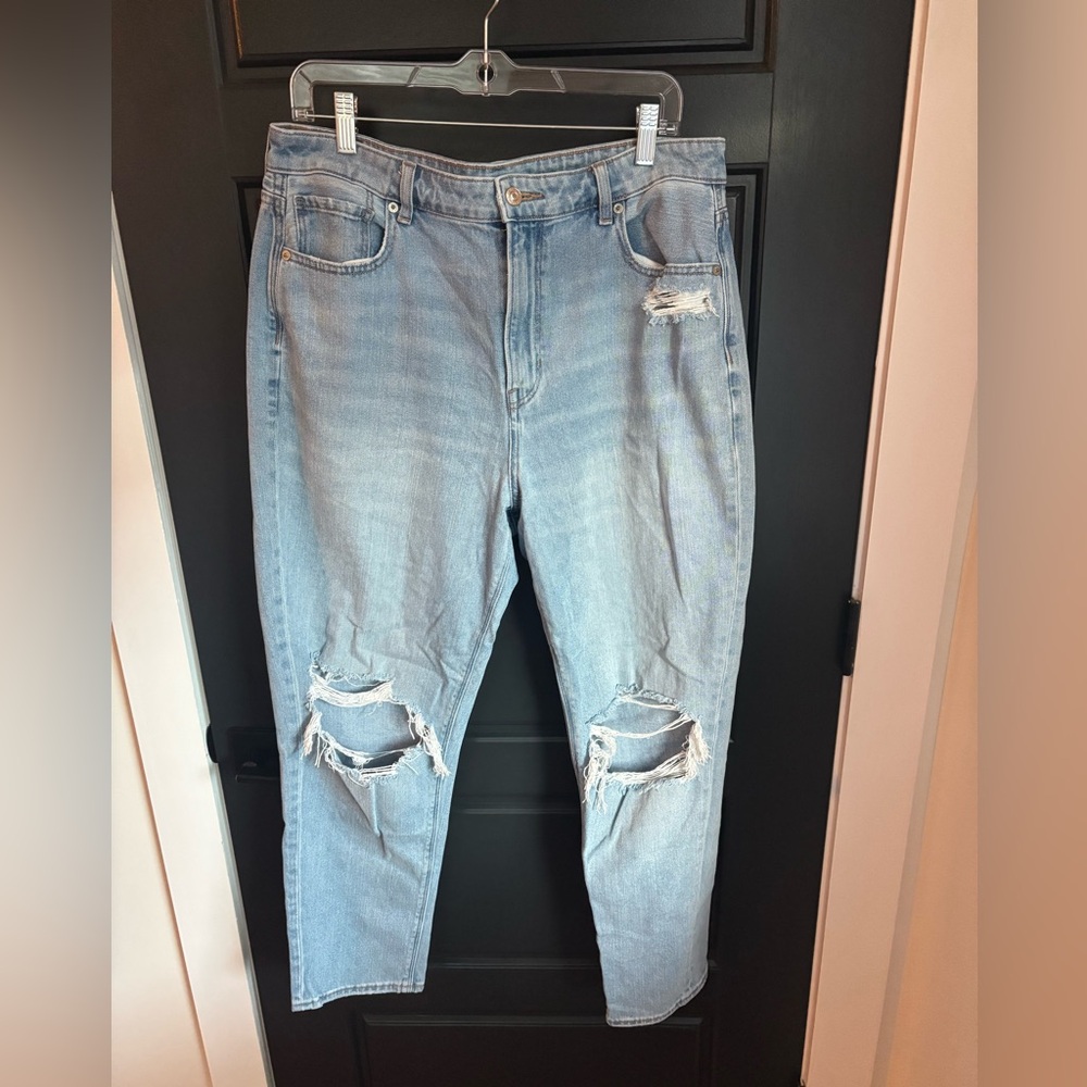 American Eagle Outfitters Light Wash Distressed Mom Jean